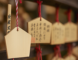 神社やお寺の絵馬・木札は銘木でできているの？